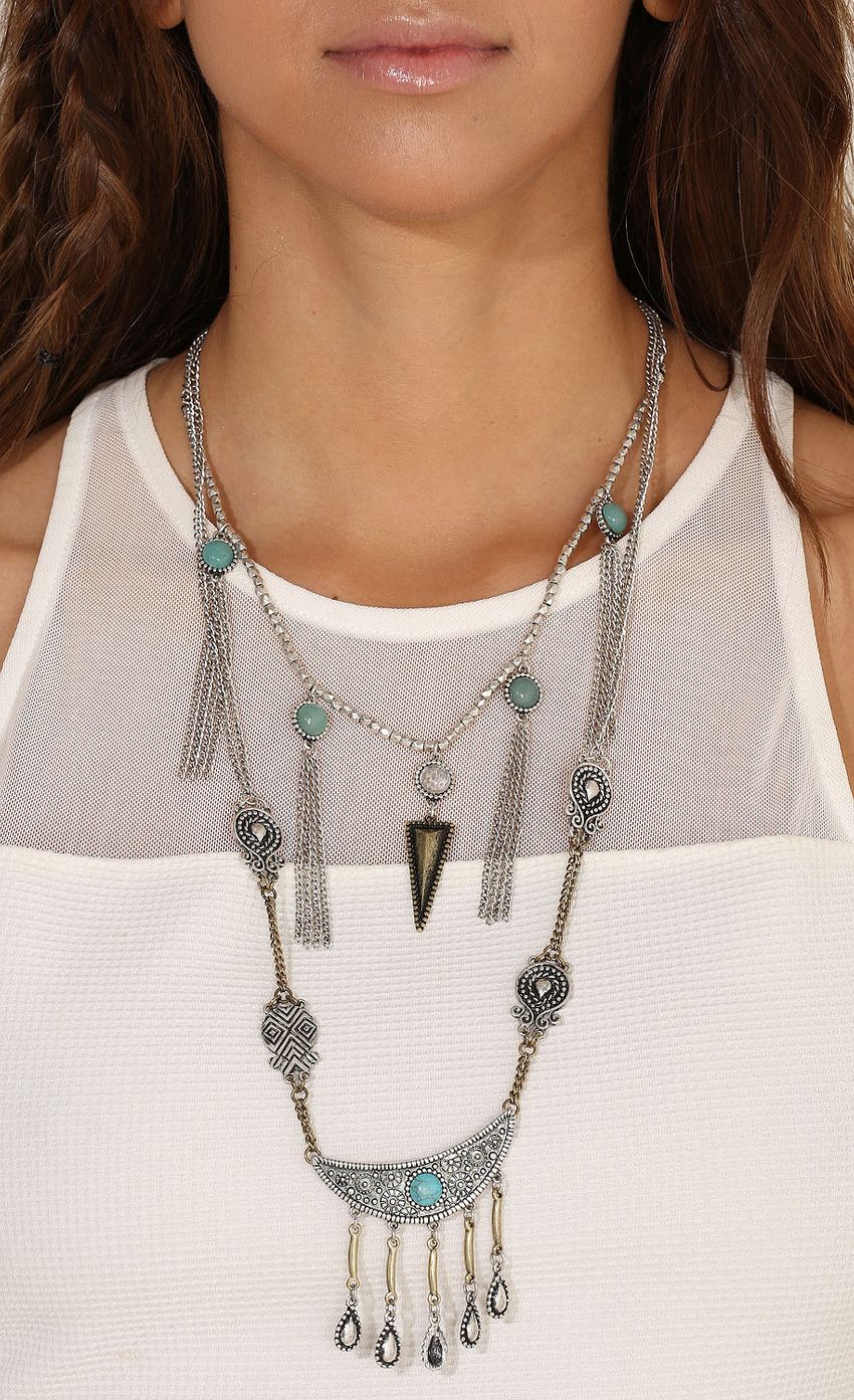 Picture Boho-chic long neclace. Source: https://media-img.lucyinthesky.com/data/Apr15_1/850xAUTO/0Y5A4630.JPG