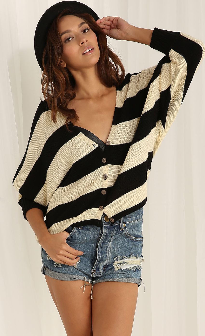 Picture Oversized striped jumper in black-and-white. Source: https://media-img.lucyinthesky.com/data/Apr15_1/850xAUTO/0Y5A4971F.JPG