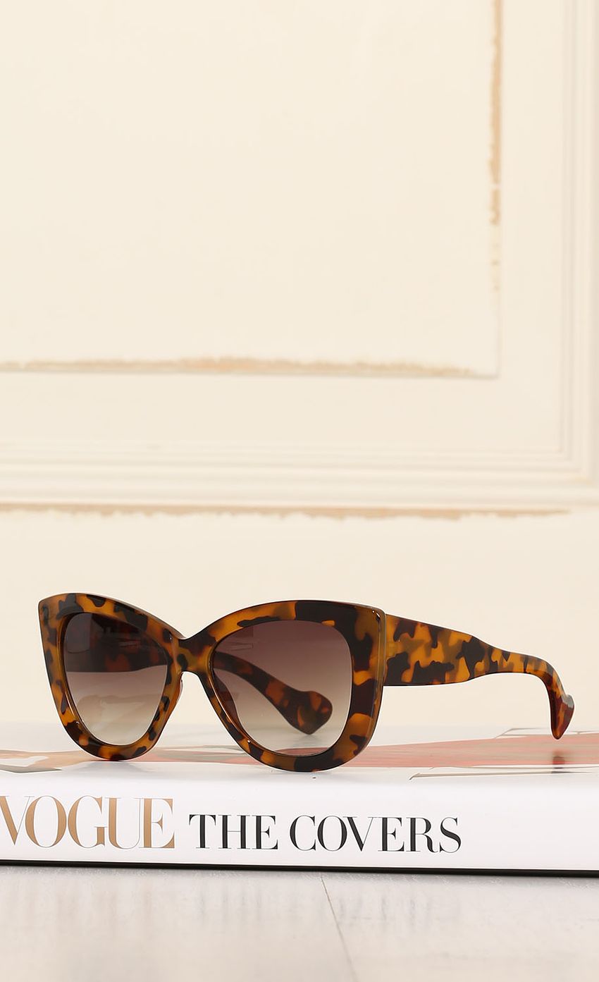 Picture Tortoise Shell Oversized Pointed Shades. Source: https://media-img.lucyinthesky.com/data/Apr15_1/850xAUTO/0Y5A60051.JPG