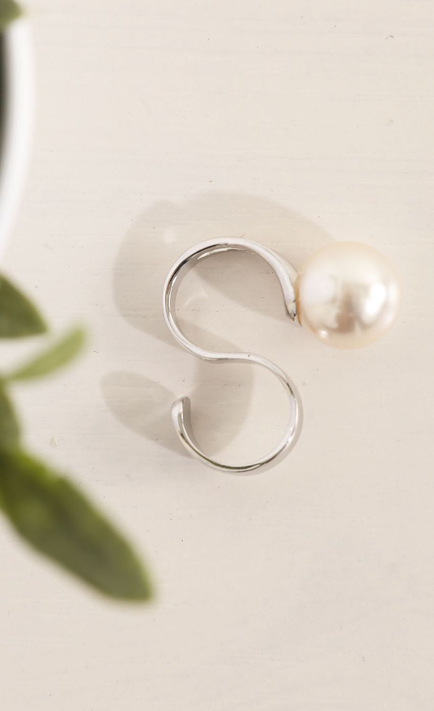 Picture Pearl ring. Source: https://media-img.lucyinthesky.com/data/Apr15_1/850xAUTO/0Y5A6024.JPG