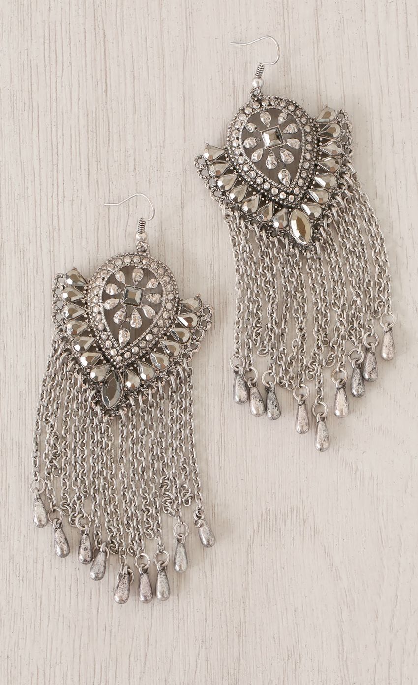 Picture Silver Chain Dangle Earrings. Source: https://media-img.lucyinthesky.com/data/Apr15_1/850xAUTO/0Y5A62381.JPG