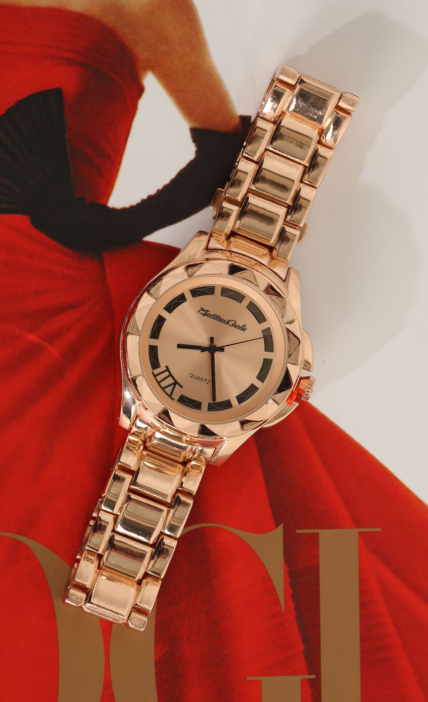 Picture Rosegold Metal Strap Watch. Source: https://media-img.lucyinthesky.com/data/Apr15_2/850xAUTO/0Y5A6706.JPG