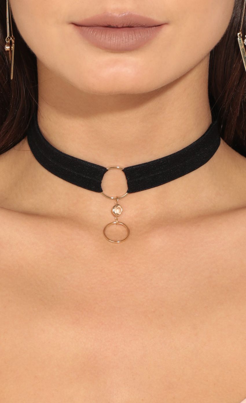Picture Geometric Circle Choker in Black. Source: https://media-img.lucyinthesky.com/data/Apr17_1/850xAUTO/0Y5A5076.JPG