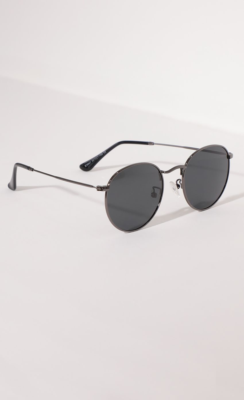 Picture Jessica Round Trim Sunglasses in Black And Silver. Source: https://media-img.lucyinthesky.com/data/Apr21_1/850xAUTO/AT2A09631.JPG