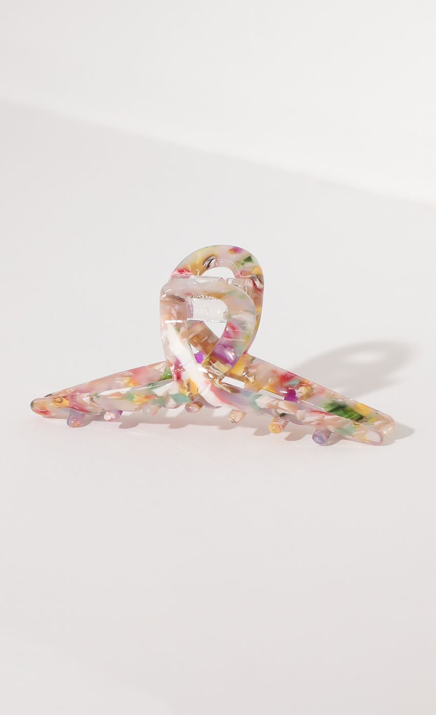 Picture Ava Hair Claw in Multicolor Marble. Source: https://media-img.lucyinthesky.com/data/Apr21_1/850xAUTO/AT2A0973.JPG