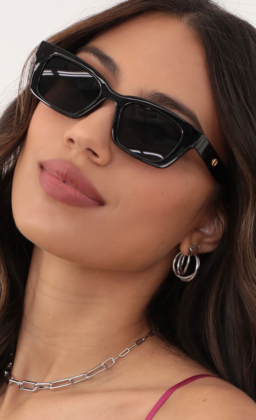 Picture Henrietta Classic Sunglasses in Black. Source: https://media-img.lucyinthesky.com/data/Apr21_1/850xAUTO/AT2A1457.JPG
