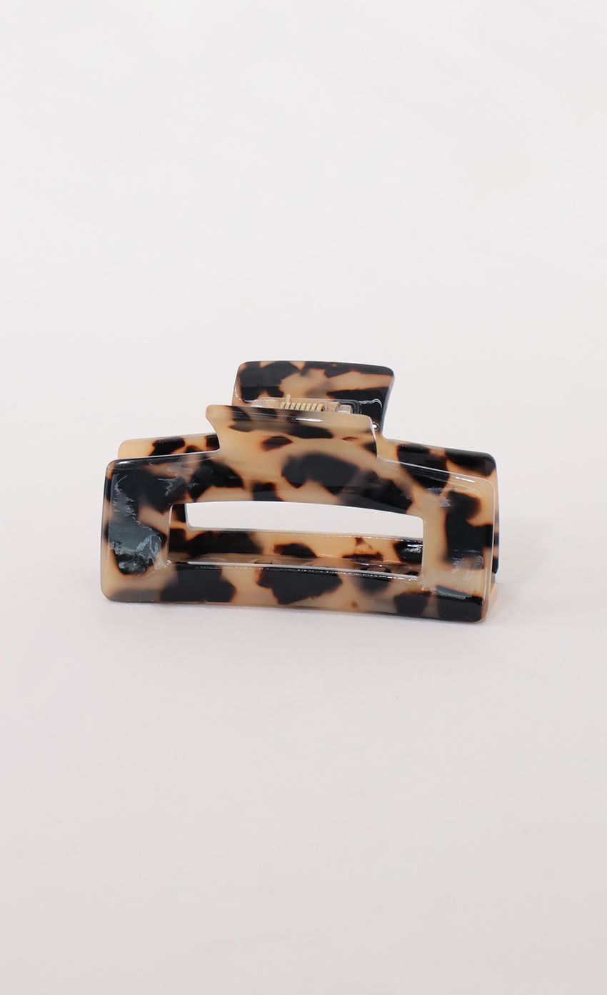 Picture Jennie Hair Clip in Brown Marble. Source: https://media-img.lucyinthesky.com/data/Apr21_1/850xAUTO/AT2A9539.JPG