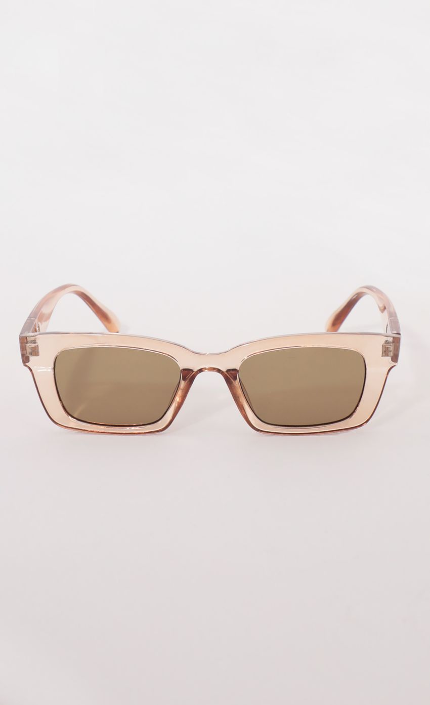 Picture Henrietta Classic Sunglasses in Peach. Source: https://media-img.lucyinthesky.com/data/Apr21_1/850xAUTO/AT2A9564.JPG
