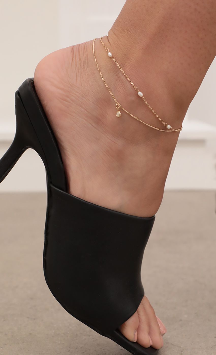 Picture Pearls and Crystal Anklet in Gold. Source: https://media-img.lucyinthesky.com/data/Apr21_2/850xAUTO/AT2A4243.JPG