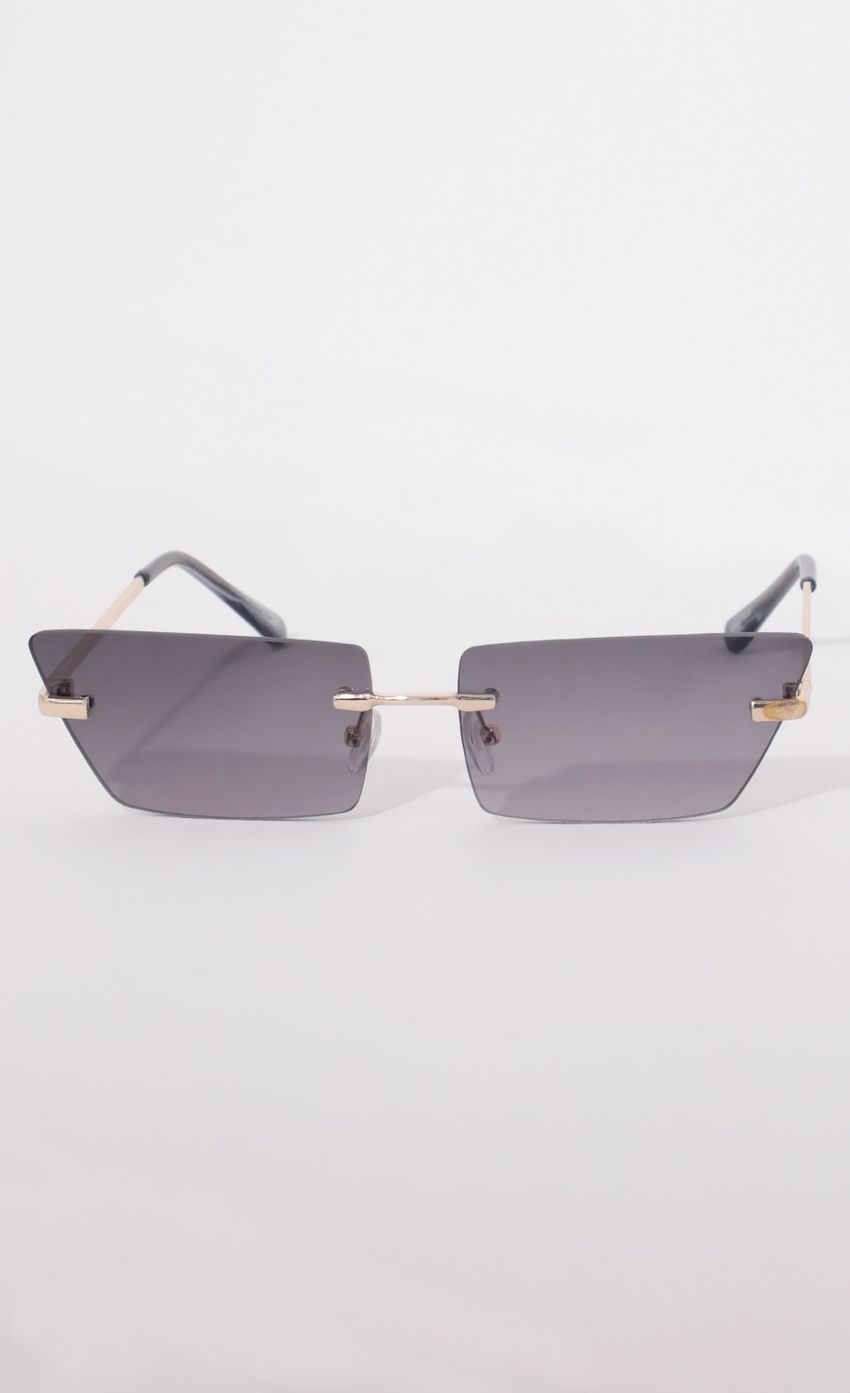 Picture Fairfax Rimless Sunglasses in Smoke. Source: https://media-img.lucyinthesky.com/data/Apr21_2/850xAUTO/AT2A9076.JPG