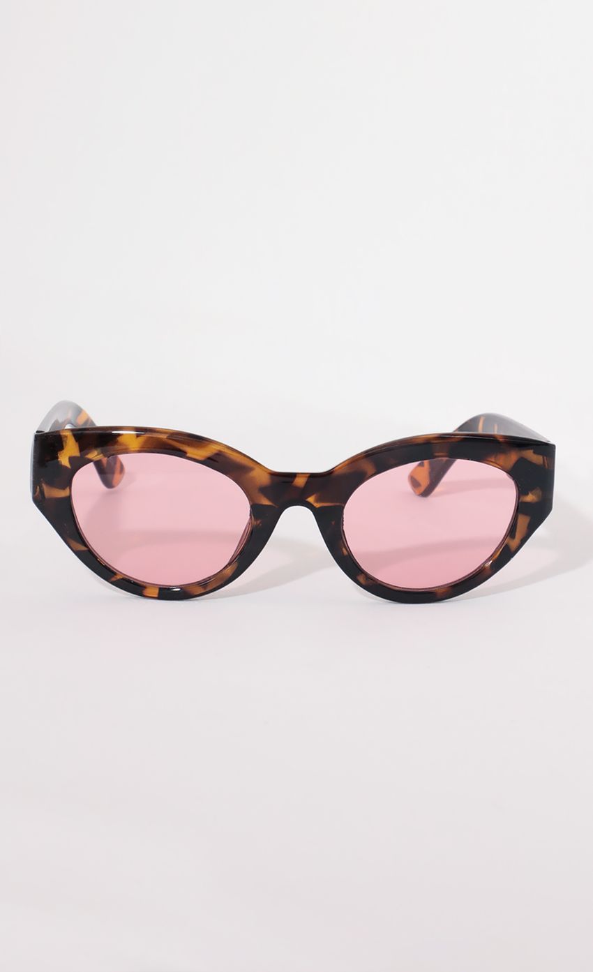 Picture Jade Cateye Sunglasses in Tortoise and Pink. Source: https://media-img.lucyinthesky.com/data/Apr21_2/850xAUTO/AT2A9103.JPG