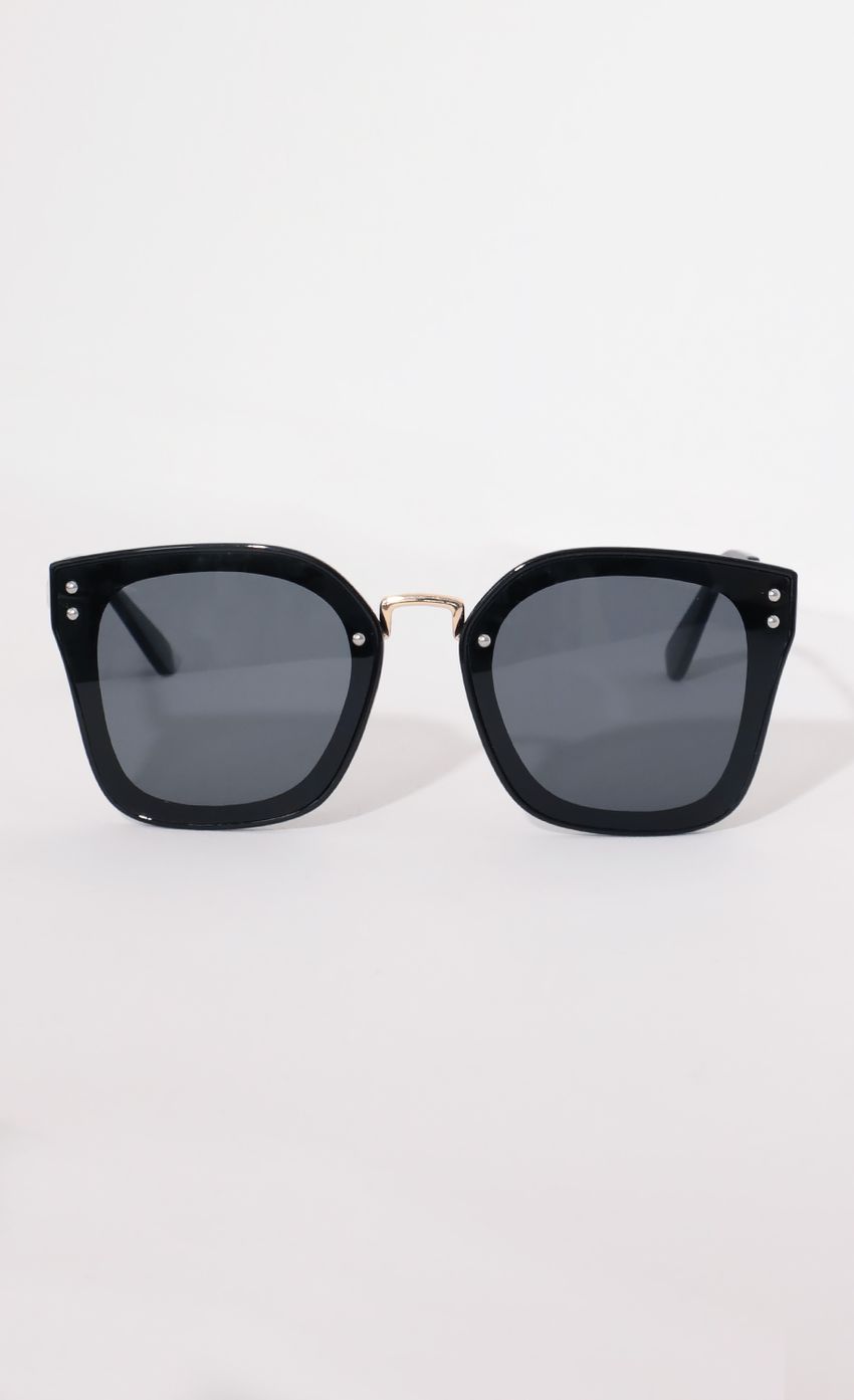 Picture Luxe Square Sunglasses in Black. Source: https://media-img.lucyinthesky.com/data/Apr21_2/850xAUTO/AT2A9115.JPG