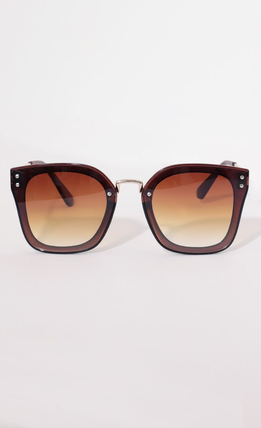 Picture Luxe Square Sunglasses in Gradient Brown. Source: https://media-img.lucyinthesky.com/data/Apr21_2/850xAUTO/AT2A9121.JPG