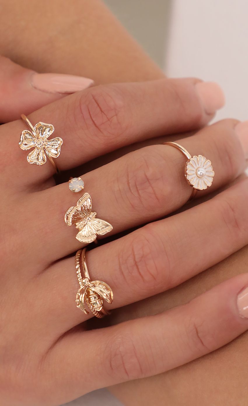 Picture Daisy and Butterfly Ring Set. Source: https://media-img.lucyinthesky.com/data/Apr21_2/850xAUTO/AT2A9568.JPG