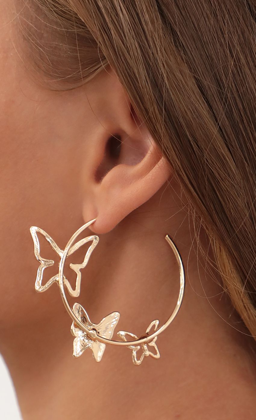 Picture Medium Butterfly Hoop. Source: https://media-img.lucyinthesky.com/data/Apr21_2/850xAUTO/AT2A9833.JPG