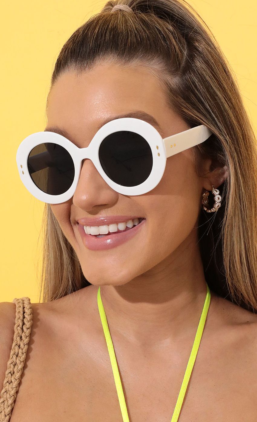 Picture Pool Side Shades in White. Source: https://media-img.lucyinthesky.com/data/Apr22_1/850xAUTO/1V9A1799.JPG