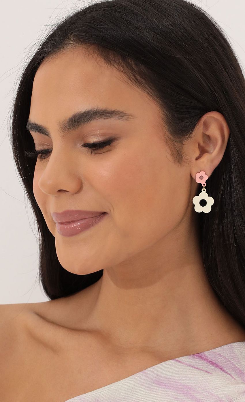 Picture Get Groovy With It Earring in Pink. Source: https://media-img.lucyinthesky.com/data/Apr22_1/850xAUTO/1V9A2411.JPG