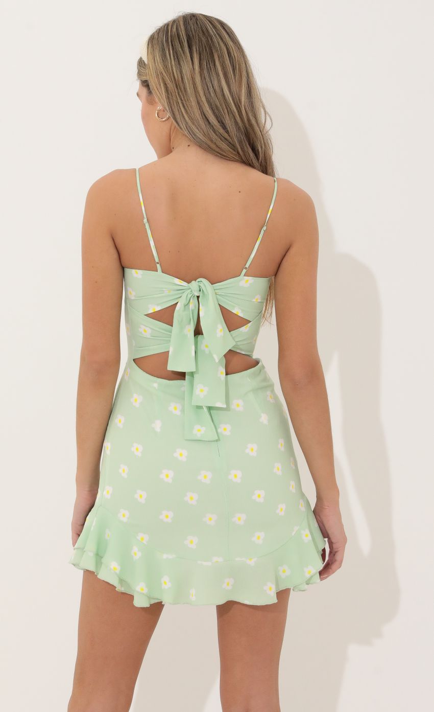 Picture Aubrey Ruffle Dress in Green Floral. Source: https://media-img.lucyinthesky.com/data/Apr22_1/850xAUTO/1V9A9141.JPG