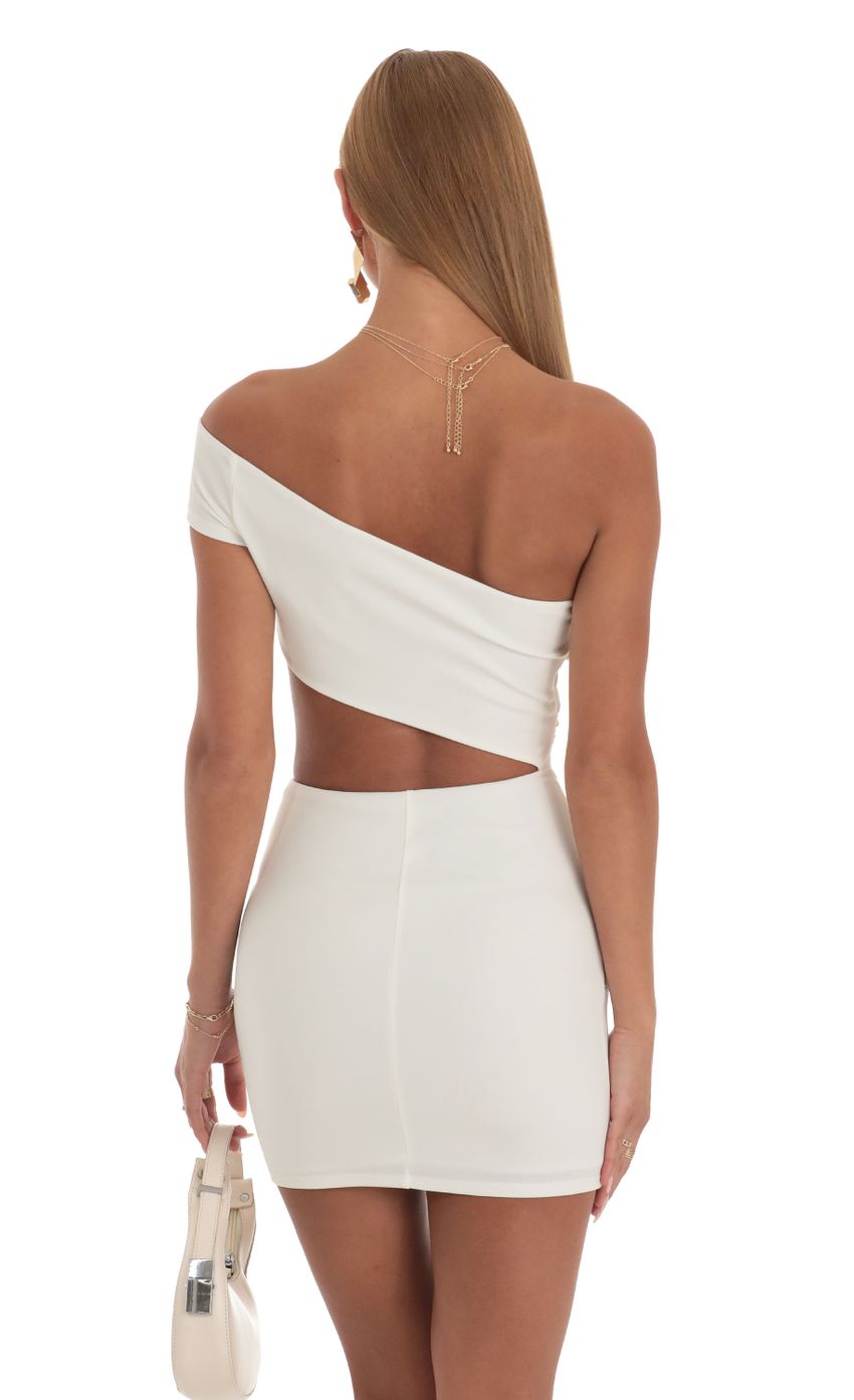 Picture Cut Out Dress in White. Source: https://media-img.lucyinthesky.com/data/Apr23/850xAUTO/7bb1eb7c-d462-4943-bcc7-ca4ca9f80a88.jpg