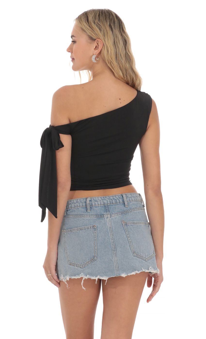 Picture Off Should Tie Sleeve Top in Black. Source: https://media-img.lucyinthesky.com/data/Apr24/850xAUTO/013f29a1-7d86-40d7-8a36-76db8d44405e.jpg