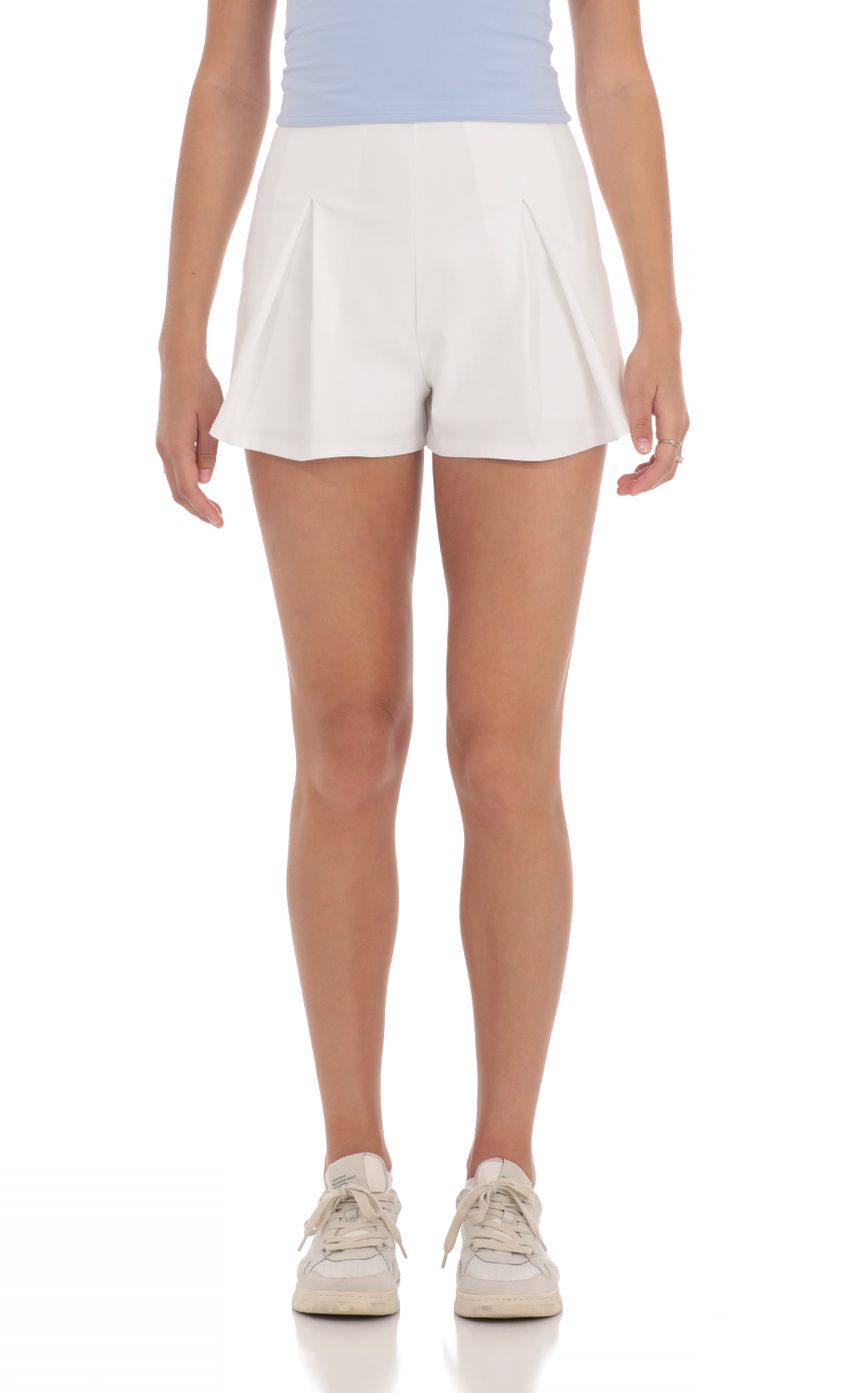 Picture Pleater Flare Shorts in White. Source: https://media-img.lucyinthesky.com/data/Apr24/850xAUTO/2539de68-2480-4e43-a2cd-0734cd4435d4.jpg