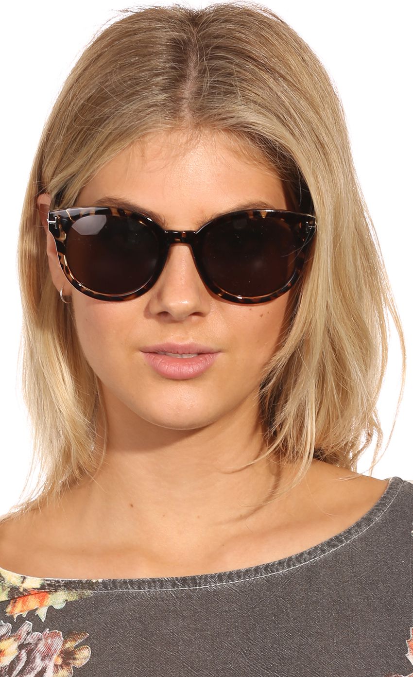 Picture WILD LOVE SUNGLASSES. Source: https://media-img.lucyinthesky.com/data/Aug14_2/850xAUTO/0Y5A3850.JPG