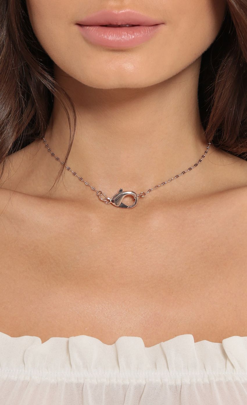 Picture Hook Accent Choker in Rose Gold. Source: https://media-img.lucyinthesky.com/data/Aug17_1/850xAUTO/0Y5A4511.JPG