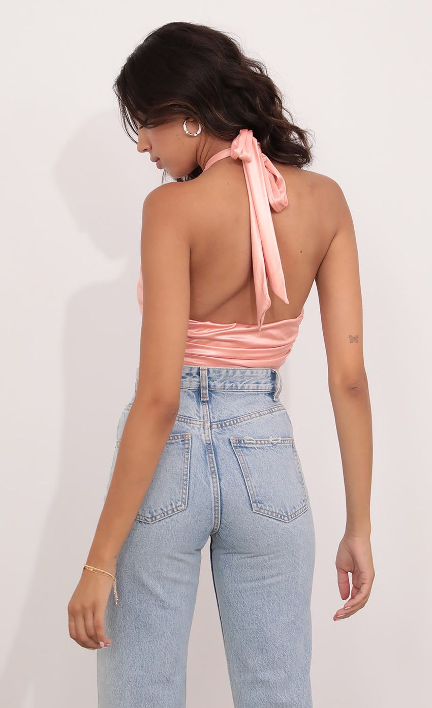 Picture Top in Peach. Source: https://media-img.lucyinthesky.com/data/Aug21_2/850xAUTO/1V9A6540.JPG