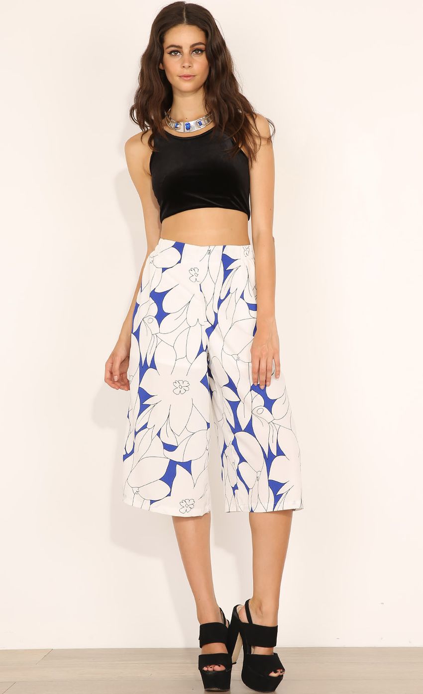 Picture BLURRED LINES PANTS. Source: https://media-img.lucyinthesky.com/data/Dec14_1/850xAUTO/0Y5A6971.JPG
