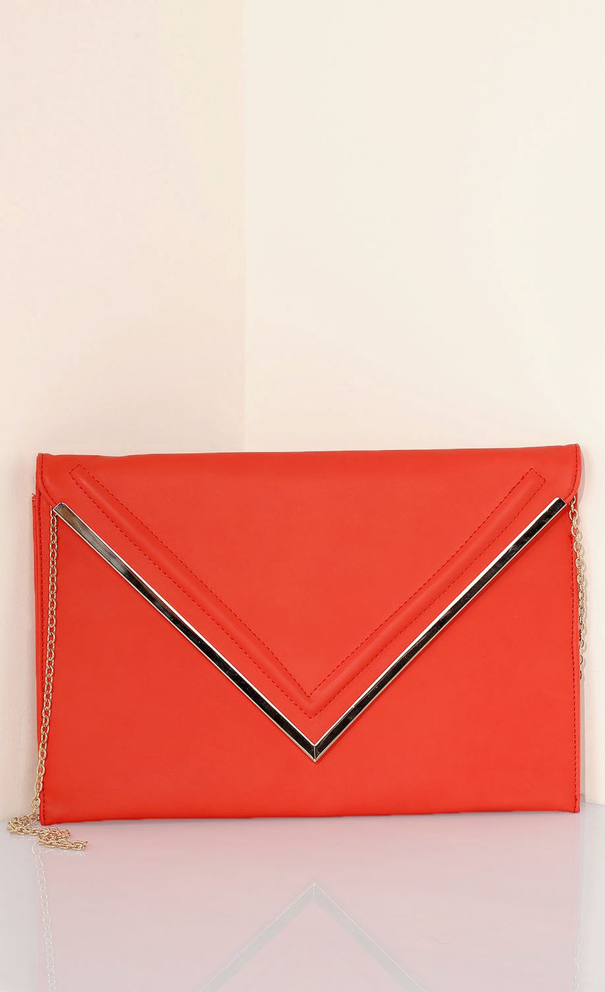 Picture LARGER THAN LIFE CLUTCH. Source: https://media-img.lucyinthesky.com/data/Dec14_2/850xAUTO/0Y5A0765.JPG