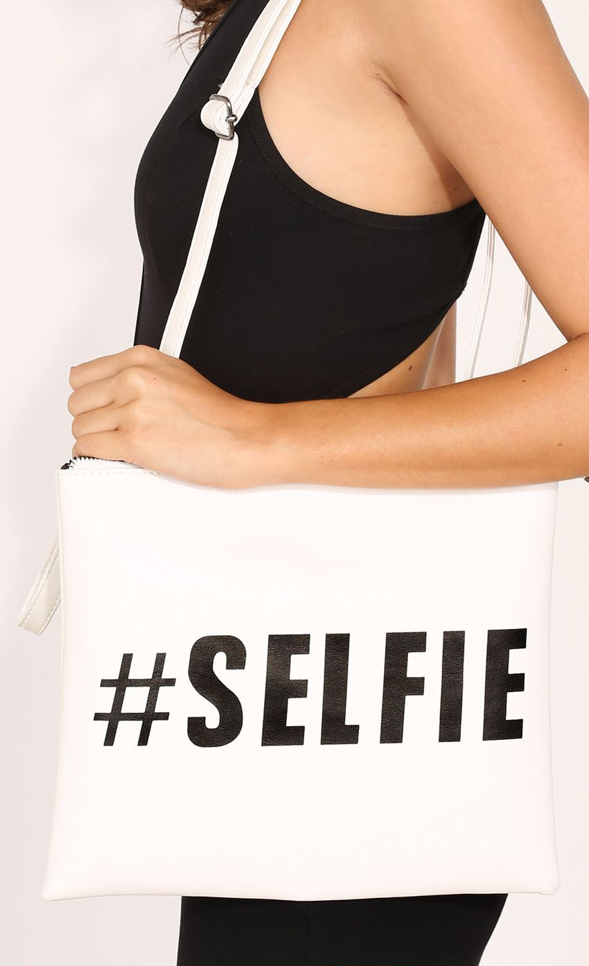 Picture HASHTAG SELFIE BAG. Source: https://media-img.lucyinthesky.com/data/Dec14_2/850xAUTO/0Y5A6780.JPG