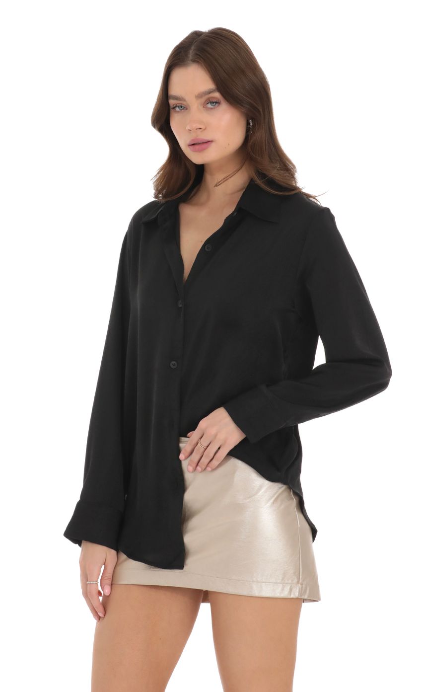 Picture Relaxed Button Down Shirt in Black. Source: https://media-img.lucyinthesky.com/data/Dec23/850xAUTO/b495e753-36fd-48ea-ad35-7f2e5d85de95.jpg