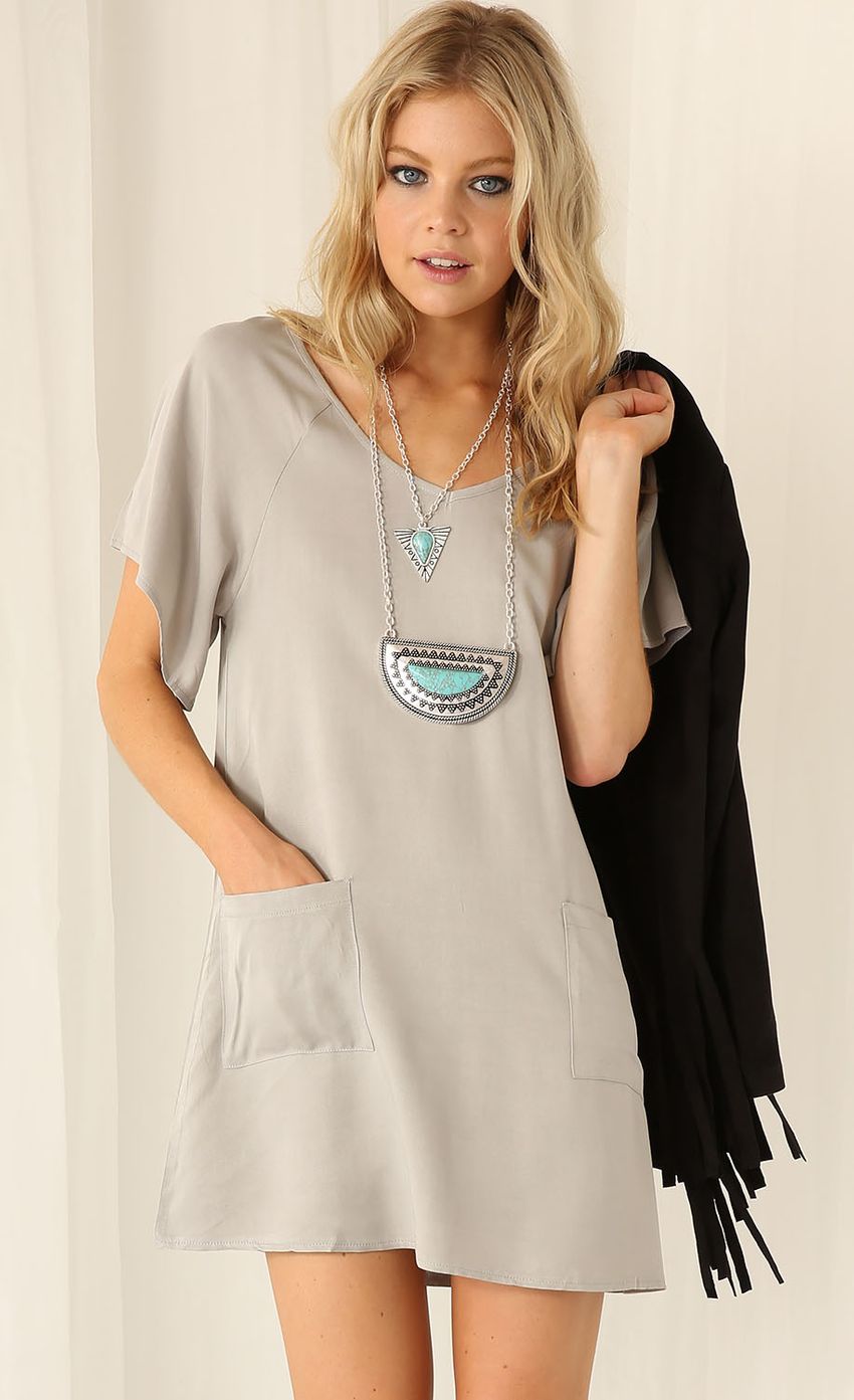 Picture LIGHT GREY DAY DRESS. Source: https://media-img.lucyinthesky.com/data/Feb15_2/850xAUTO/0Y5A0037.JPG