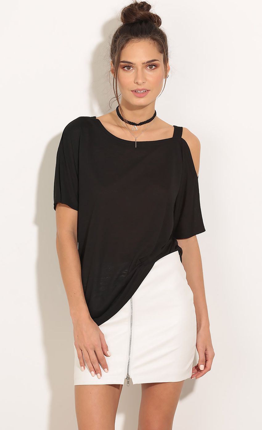 Picture Open Shoulder Day Top In Black. Source: https://media-img.lucyinthesky.com/data/Feb16_1/850xAUTO/0Y5A0551.JPG