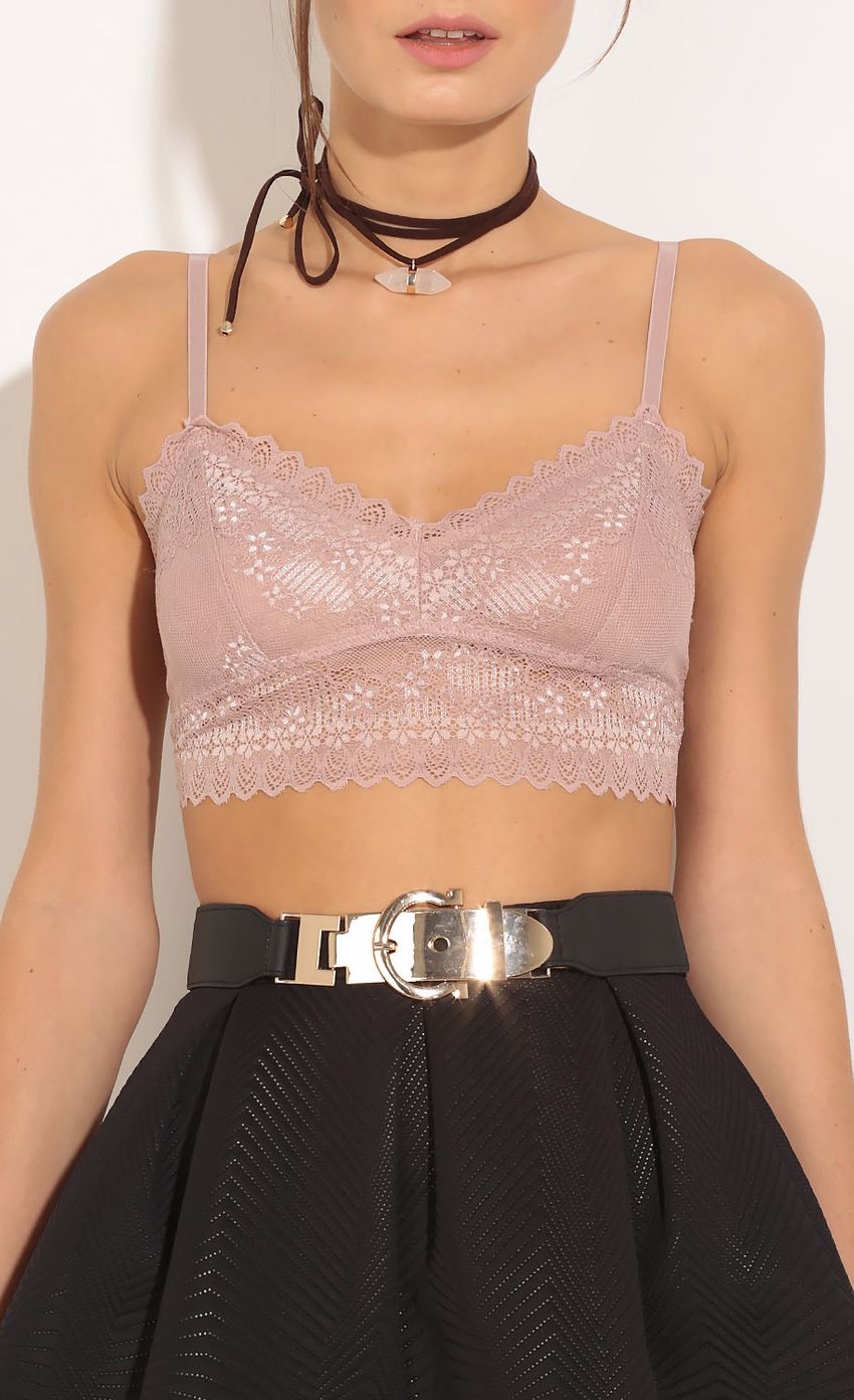 Picture Buckle Waist Belt In Black. Source: https://media-img.lucyinthesky.com/data/Feb16_1/850xAUTO/0Y5A1371.JPG