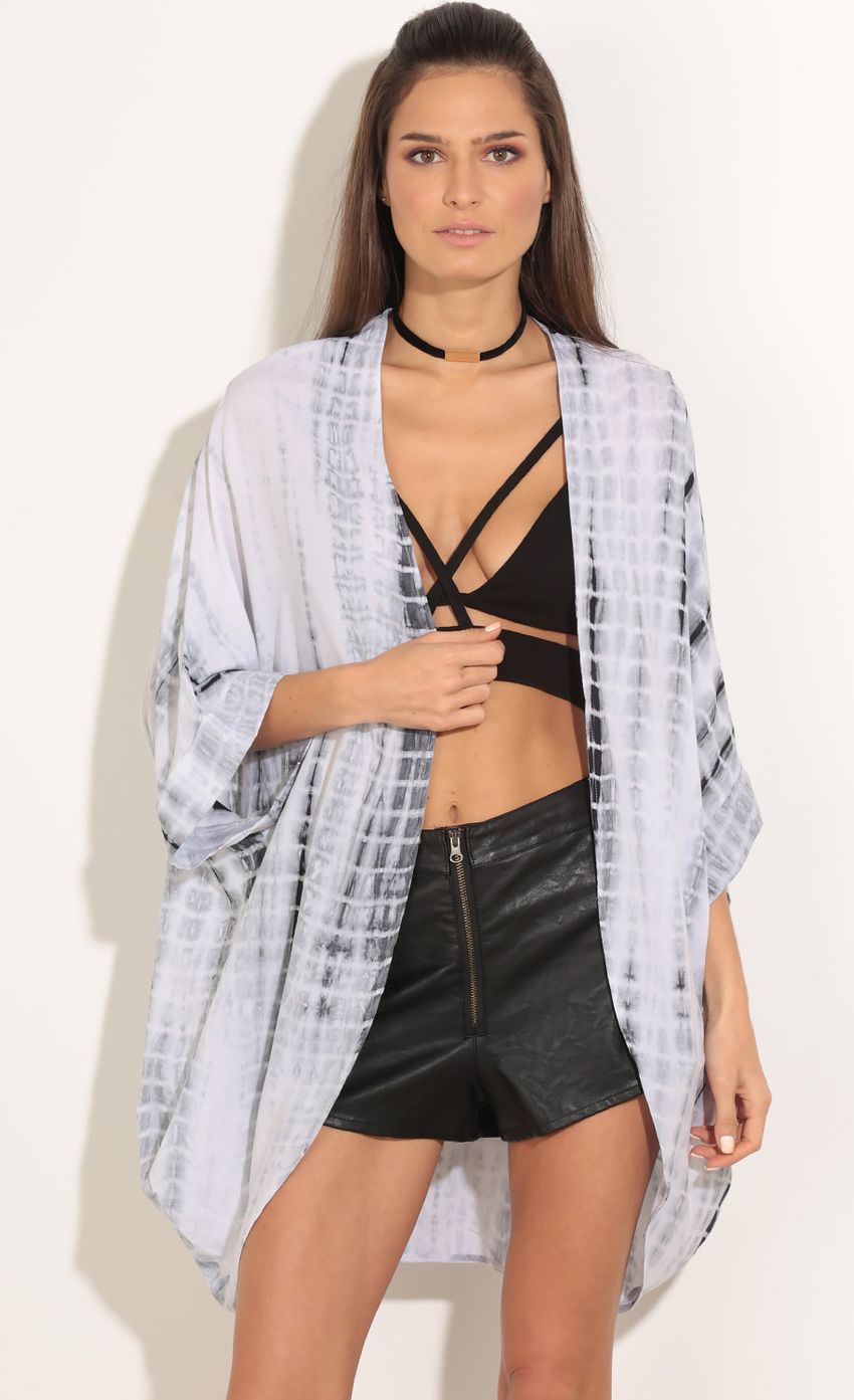 Picture Tie-Dye Cape In White And Blue. Source: https://media-img.lucyinthesky.com/data/Feb16_1/850xAUTO/0Y5A4933.JPG