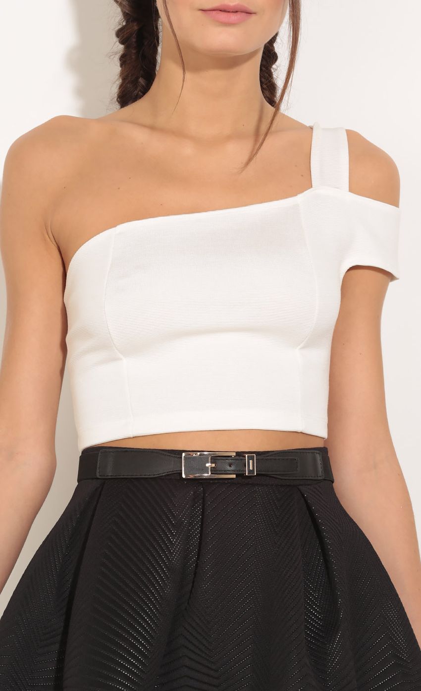 Picture Waisted Buckle Belt In Black. Source: https://media-img.lucyinthesky.com/data/Feb16_1/850xAUTO/0Y5A4959.JPG