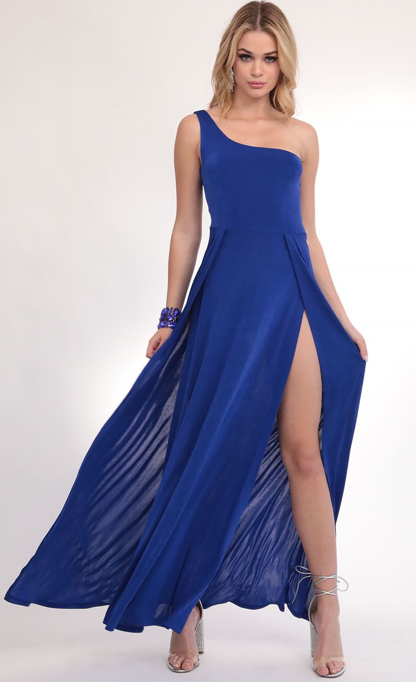 Picture Shoulder Maxi in Royal Blue. Source: https://media-img.lucyinthesky.com/data/Feb20_2/850xAUTO/781A5677.JPG