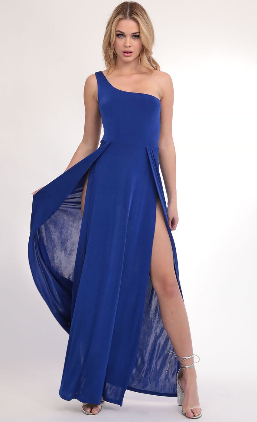 Picture Shoulder Maxi in Royal Blue. Source: https://media-img.lucyinthesky.com/data/Feb20_2/850xAUTO/781A5701.JPG