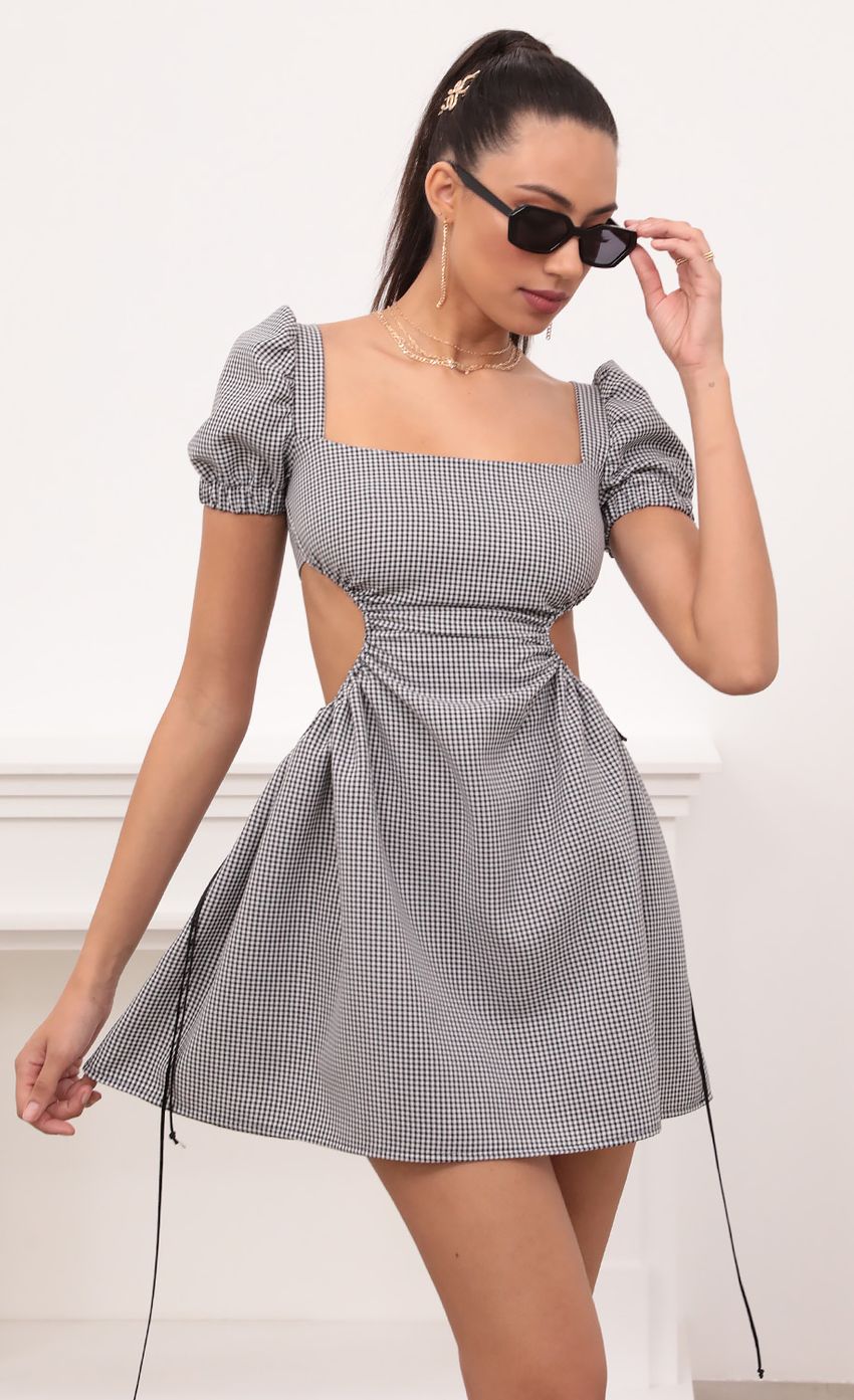Picture Puff Sleeve in Gingham. Source: https://media-img.lucyinthesky.com/data/Feb21_1/850xAUTO/1V9A5292.JPG