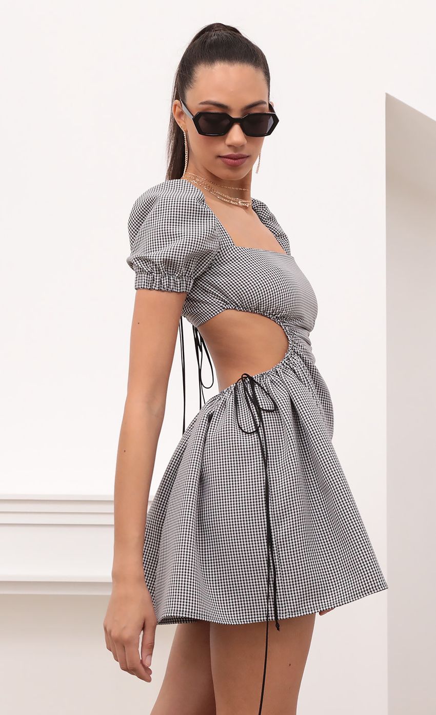Picture Puff Sleeve in Gingham. Source: https://media-img.lucyinthesky.com/data/Feb21_1/850xAUTO/1V9A5348.JPG