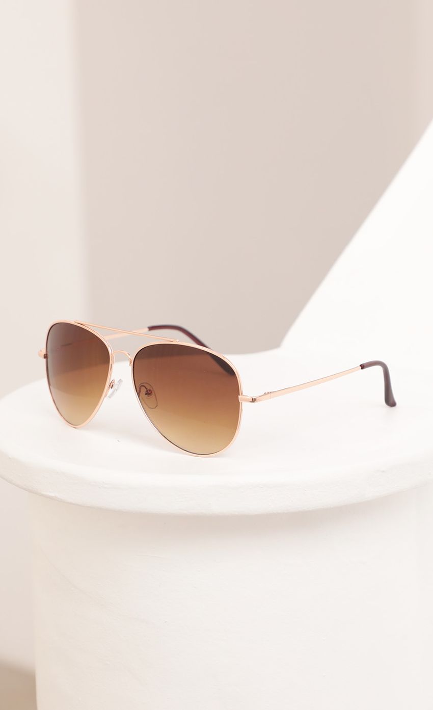 Picture Mallory Aviator Sunglasses in Brown Ombre. Source: https://media-img.lucyinthesky.com/data/Feb21_1/850xAUTO/AT2A9190_COPY1.JPG