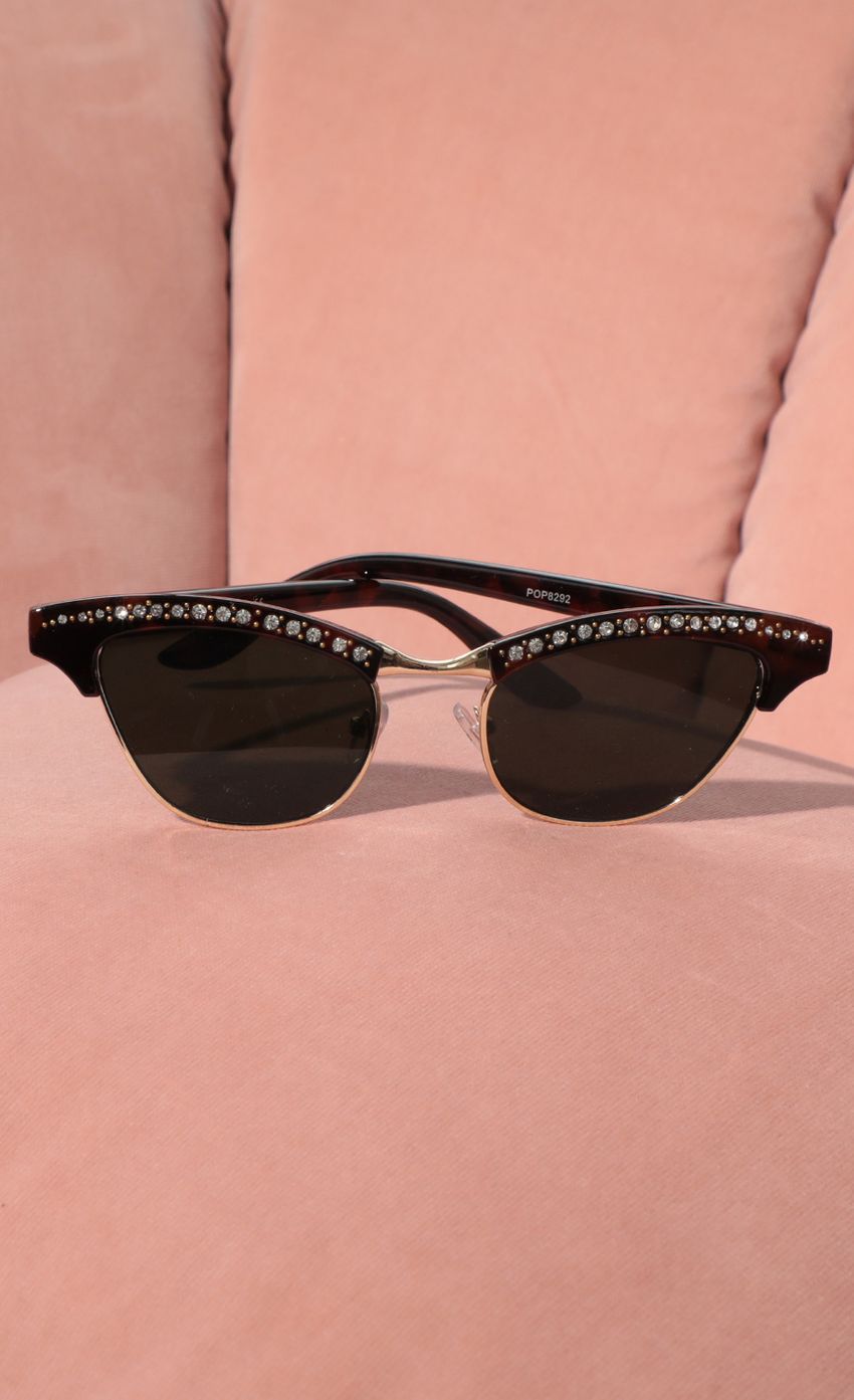 Picture Alexis Cat-Eye Sunglasses in Tortoise. Source: https://media-img.lucyinthesky.com/data/Feb21_1/850xAUTO/AT2A9259.JPG