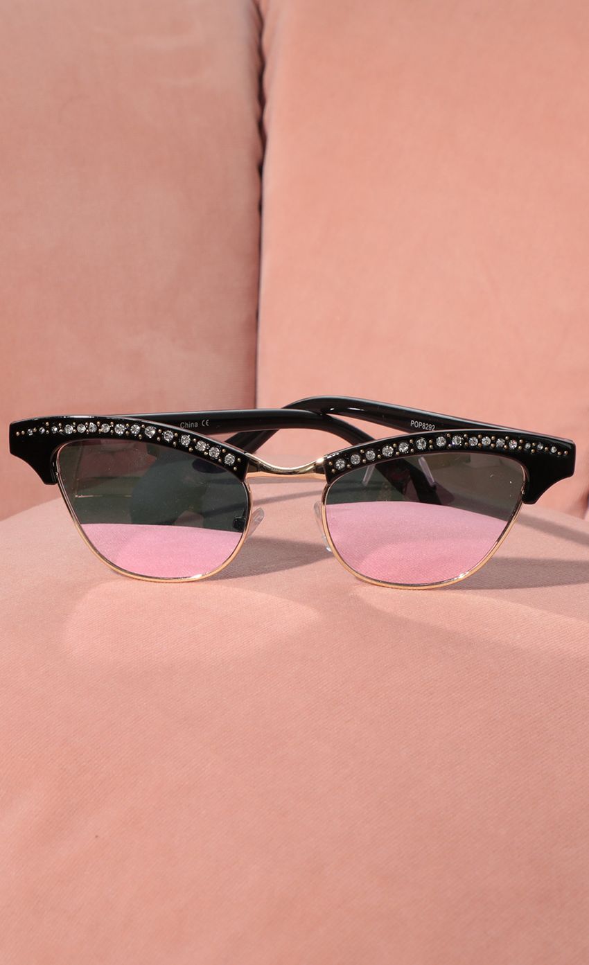 Picture Alexis Cat-Eye Sunglasses in Black. Source: https://media-img.lucyinthesky.com/data/Feb21_1/850xAUTO/AT2A9267.JPG