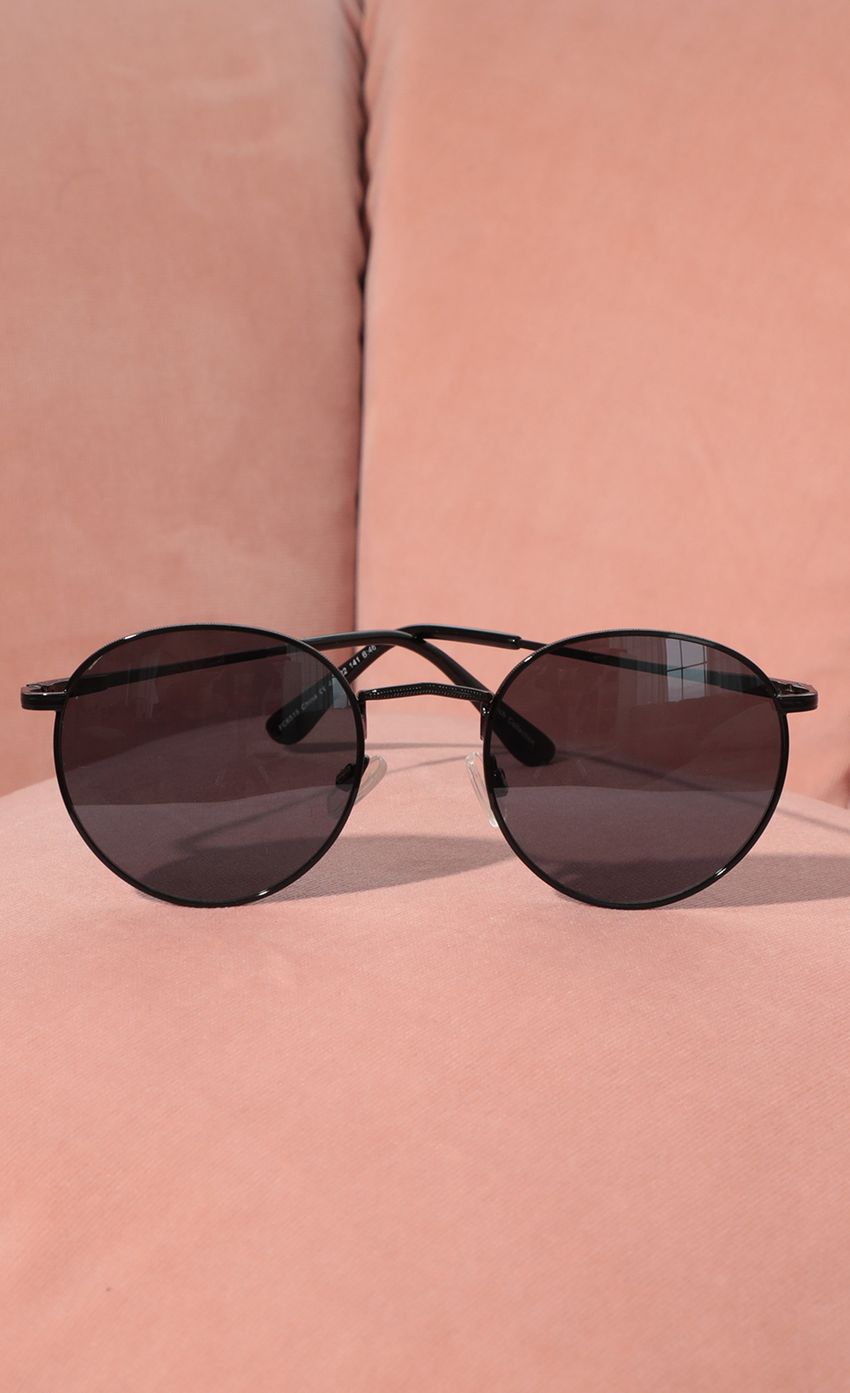 Picture Jessica Round Trim Sunglasses in All Black. Source: https://media-img.lucyinthesky.com/data/Feb21_1/850xAUTO/AT2A9291.JPG