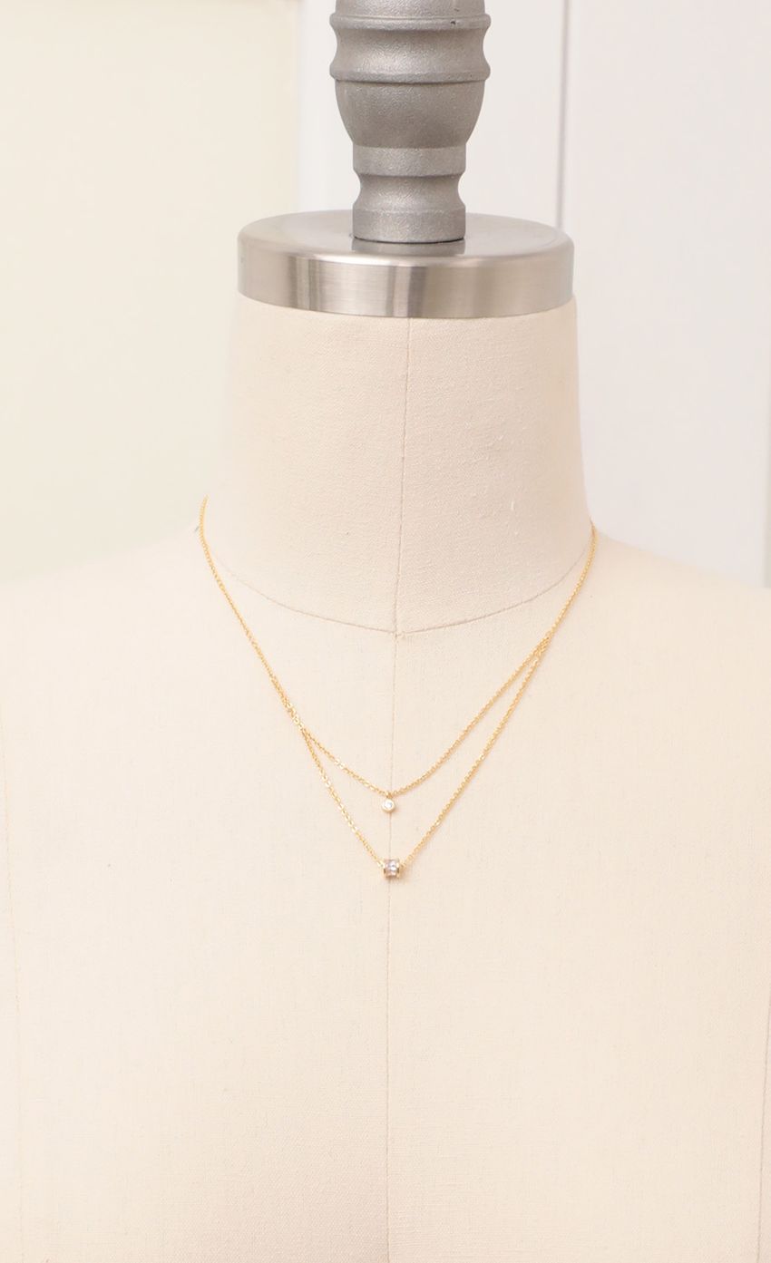 Picture Dainty Gold Necklace. Source: https://media-img.lucyinthesky.com/data/Feb21_1/850xAUTO/AT2A9337.JPG