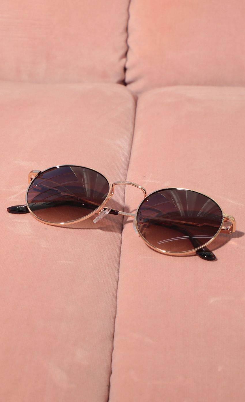 Picture Jessica Round Trim Sunglasses in Rose Gold. Source: https://media-img.lucyinthesky.com/data/Feb21_1/850xAUTO/AT2A9435.JPG