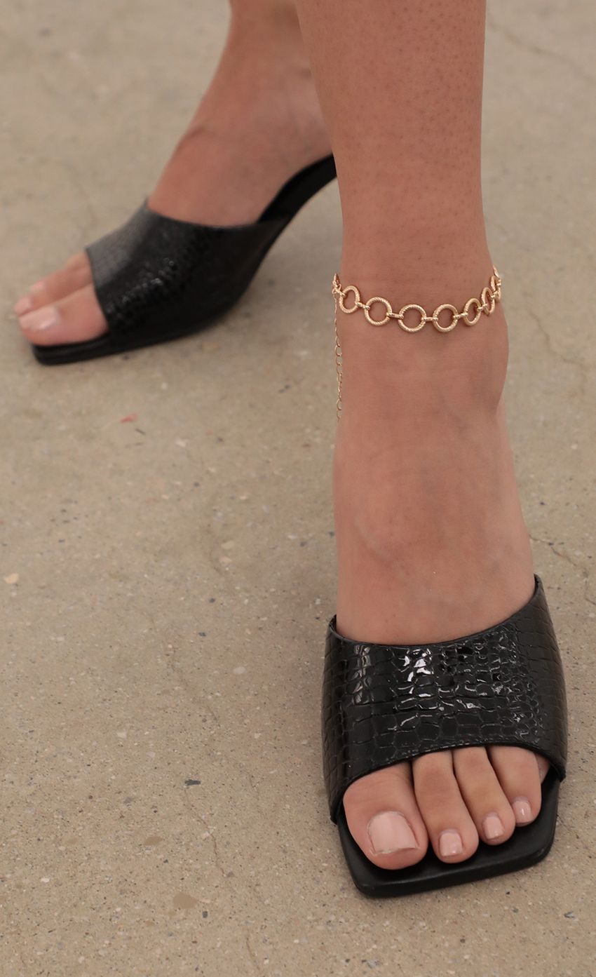 Picture Eyelet Gold Anklet. Source: https://media-img.lucyinthesky.com/data/Feb21_2/850xAUTO/AT2A1464_COPY.JPG