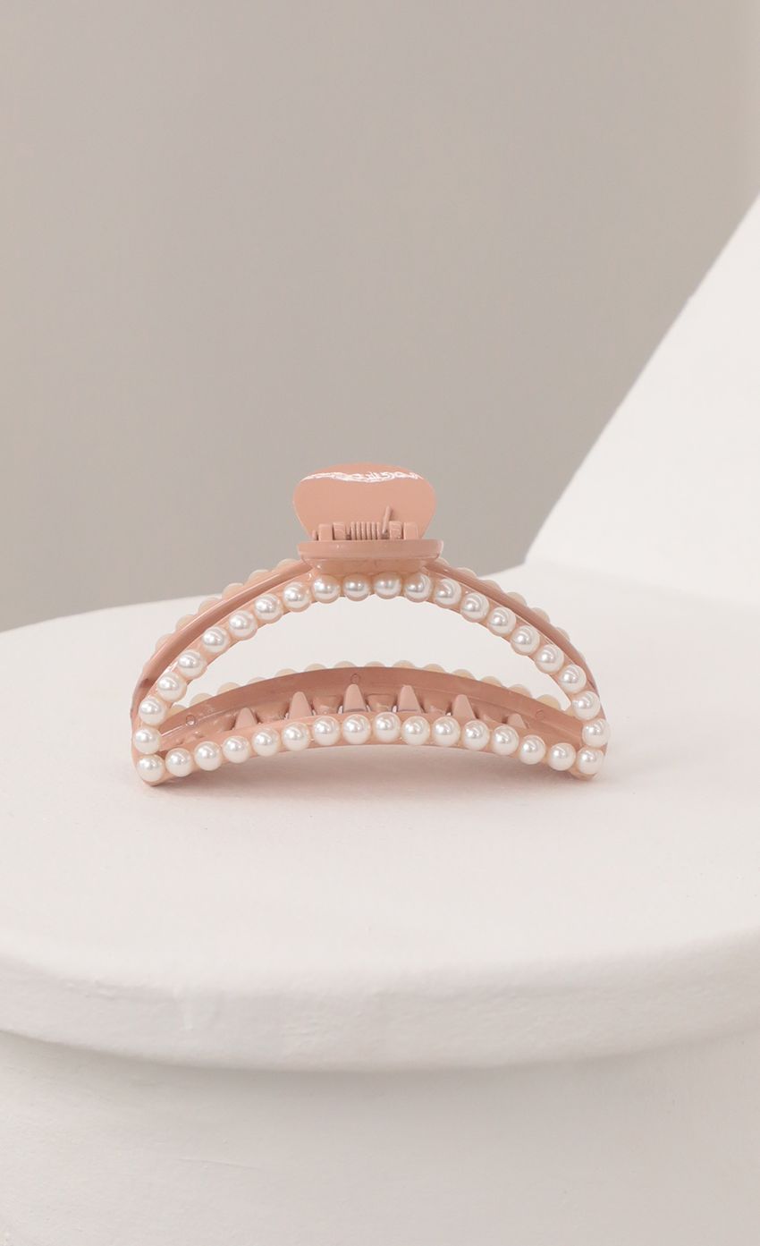 Picture Pearl Hair Claw in Nude. Source: https://media-img.lucyinthesky.com/data/Feb21_2/850xAUTO/AT2A6036_COPY.JPG