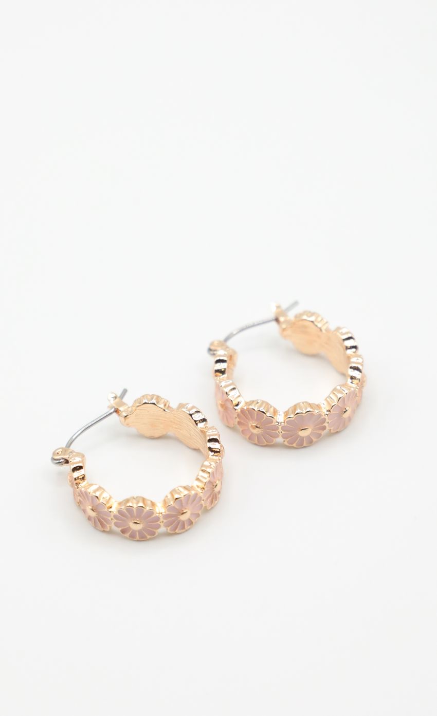 Picture Flower Power Earring in Pink. Source: https://media-img.lucyinthesky.com/data/Feb22_1/850xAUTO/1J7A2675.JPG